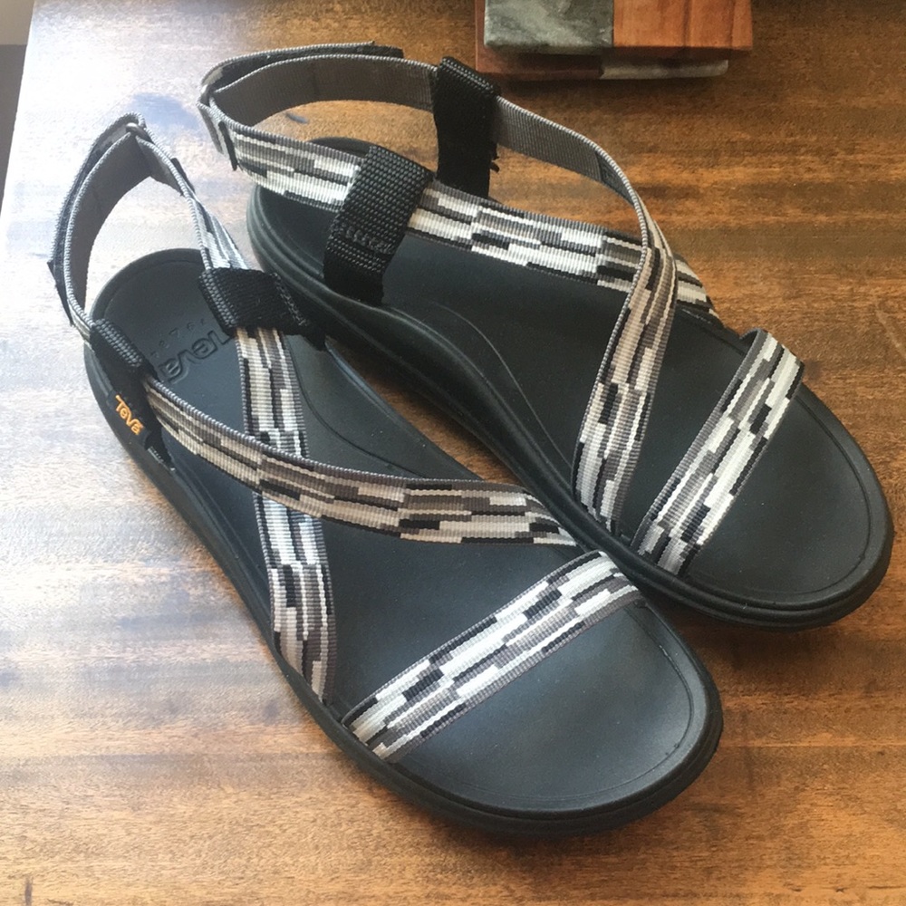 Teva Livia sandals size 8- EXCELLENT condition